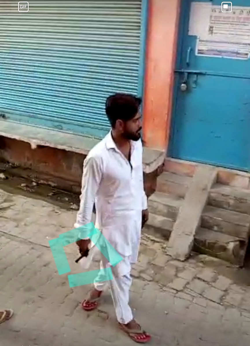 बाइक पर तिरंगा लेकर जा रहे युवक से कहासुनी के बाद समुदाय विशेष के लोगों ने बोला रस्तोगी परिवार पर हमला , सड़क पर लहराया तमंचा